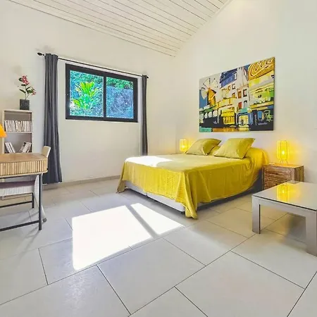 Shared Pool King Bed & Air-Conditioned Cozy Apartment